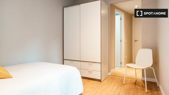 Se alquila habitación en piso de 5 dormitorios en Getafe, Madrid - MADRID