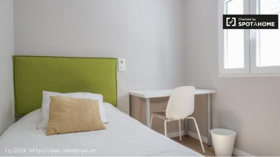 Se alquila habitación en piso de 5 dormitorios en Getafe, Madrid - MADRID