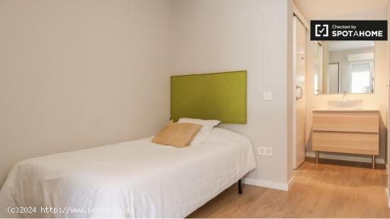 Se alquila habitación en piso de 5 dormitorios en Getafe, Madrid - MADRID