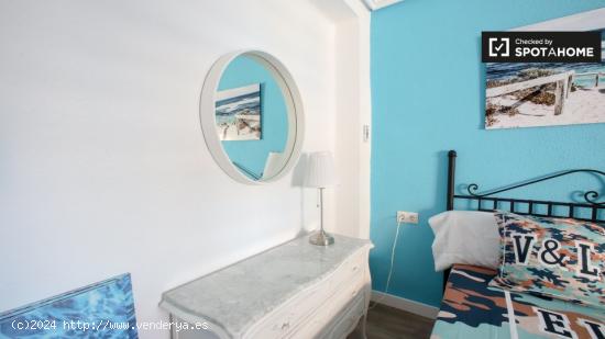 Amplia habitación en alquiler en apartamento de 4 dormitorios en Poblats Marítims - VALENCIA