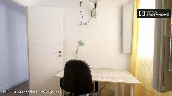 Habitación luminosa en alquiler en apartamento de 4 dormitorios en Poblats Marítims - VALENCIA