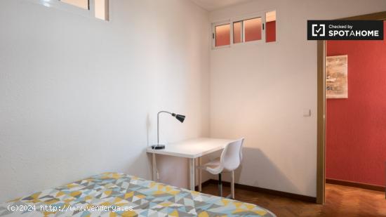 Bonita habitación en alquiler en apartamento de 5 dormitorios en Alcalá de Henares. - MADRID