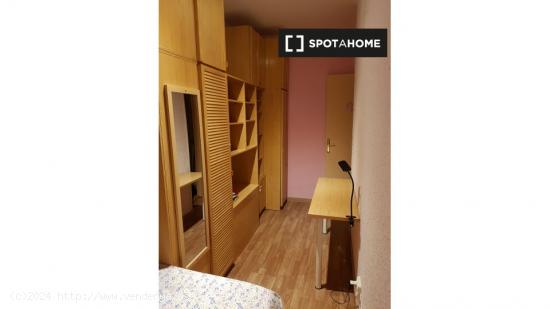 Habitación en piso compartido en barcelona. - BARCELONA