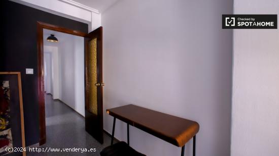 Elegante apartamento de 4 dormitorios con balcón en alquiler cerca de Metro en Patraix - VALENCIA