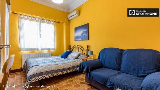 Colorida habitación en alquiler en apartamento de 5 dormitorios en Extramurs - VALENCIA