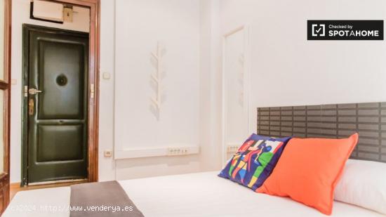 Acogedora habitación en un apartamento de 7 dormitorios en Ciutat Vella - VALENCIA