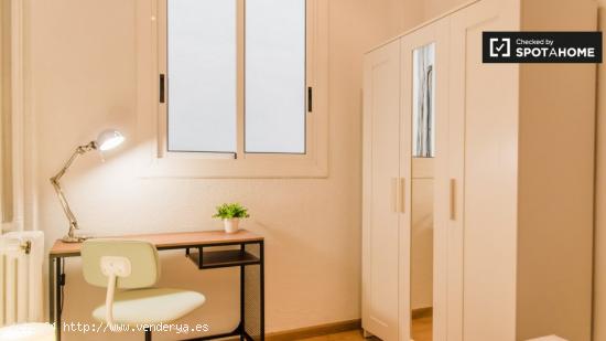 Acogedora habitación en un apartamento de 7 dormitorios en Ciutat Vella - VALENCIA