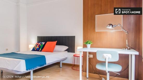 Elegante habitación en un apartamento de 7 habitaciones en Ciutat Vella. - VALENCIA