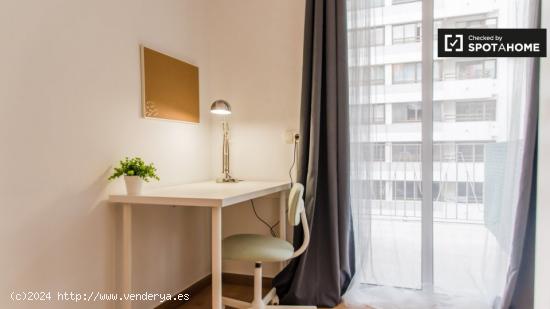 Acogedora habitación en un apartamento de 7 dormitorios en Ciutat Vella - VALENCIA