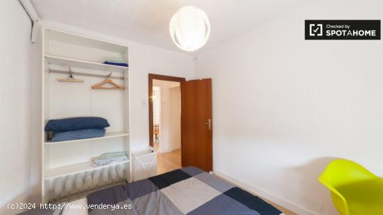 Excelente habitación en alquiler en apartamento de 4 dormitorios en Sant Martí. - BARCELONA