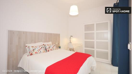 Habitación cómoda en alquiler en el apartamento de 5 dormitorios en Barri Gòtic. - BARCELONA