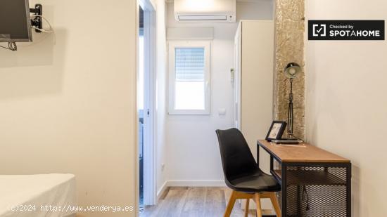 Se alquila habitación con baño en apartamento de 5 dormitorios en Poblats Marítims - VALENCIA