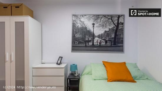 Habitación ordenada en el apartamento de 3 dormitorios en Rascanya - VALENCIA