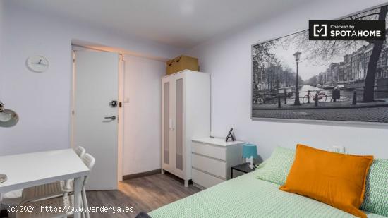 Habitación ordenada en el apartamento de 3 dormitorios en Rascanya - VALENCIA