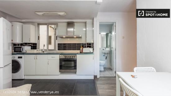 Habitación ordenada en el apartamento de 3 dormitorios en Rascanya - VALENCIA