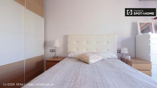 Habitación luminosa en apartamento de 4 dormitorios en el Eixample Dreta. - BARCELONA