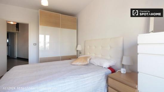 Habitación luminosa en apartamento de 4 dormitorios en el Eixample Dreta. - BARCELONA