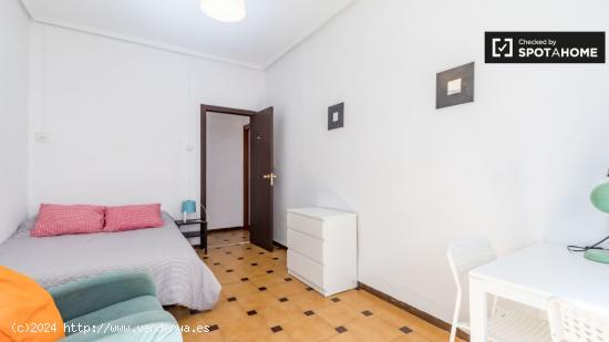 Habitación luminosa con cama matrimonial en alquiler en L'Amistat. - VALENCIA