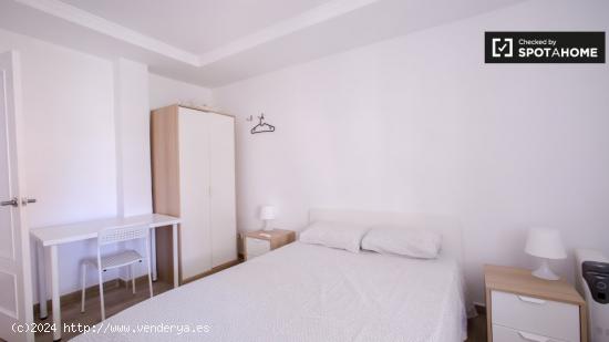 Habitación ordenada en el apartamento de 4 dormitorios en Camins al Grau - VALENCIA