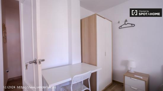 Habitación ordenada en el apartamento de 4 dormitorios en Camins al Grau - VALENCIA