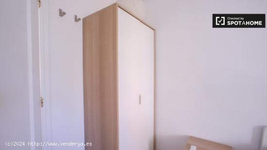 Habitación moderna en apartamento de 4 dormitorios en Camins al Grau. - VALENCIA