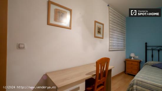 Se alquila habitación ordenada en apartamento de 3 dormitorios en Camins al Grau - VALENCIA