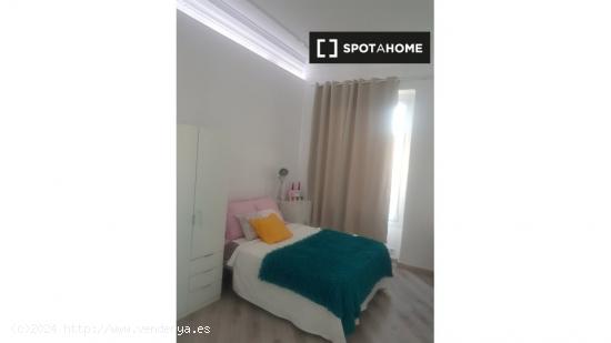 Amplia habitación con baño privado en alquiler en piso de 2 habitaciones en Extramurs - VALENCIA