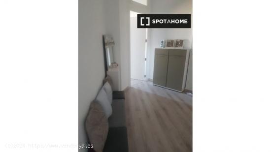 Amplia habitación con baño privado en alquiler en piso de 2 habitaciones en Extramurs - VALENCIA