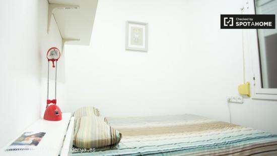 Acogedora habitación en alquiler en apartamento de 4 dormitorios en Sant Martí. - BARCELONA