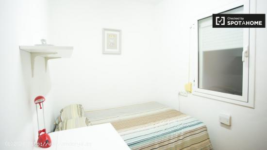 Acogedora habitación en alquiler en apartamento de 4 dormitorios en Sant Martí. - BARCELONA