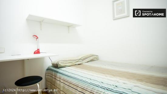 Acogedora habitación en alquiler en apartamento de 4 dormitorios en Sant Martí. - BARCELONA