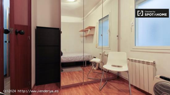 Acogedora habitación en alquiler en apartamento de 4 dormitorios en Sant Martí. - BARCELONA