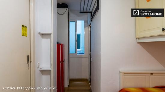 Habitación amueblada en apartamento de 4 dormitorios en L'Esquerra de l'Eixample. - BARCELONA