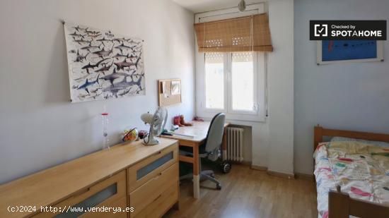 Bonita habitación en alquiler en apartamento de 4 dormitorios en Les Corts - BARCELONA