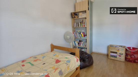 Bonita habitación en alquiler en apartamento de 4 dormitorios en Les Corts - BARCELONA