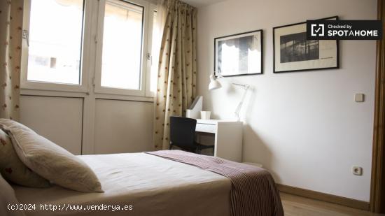 Encantadora habitación en piso de 5 dormitorios en Chueca, Madrid - MADRID