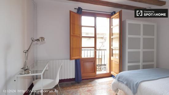 Se alquila habitación limpia en apartamento de 5 dormitorios en Barri Gòtic - BARCELONA