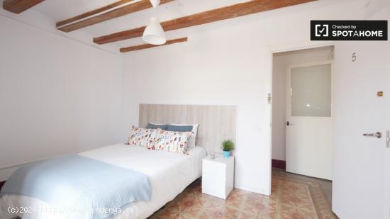 Se alquila habitación limpia en apartamento de 5 dormitorios en Barri Gòtic - BARCELONA