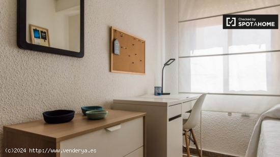 Habitación soleada con cama individual en alquiler en Cabanyal - VALENCIA