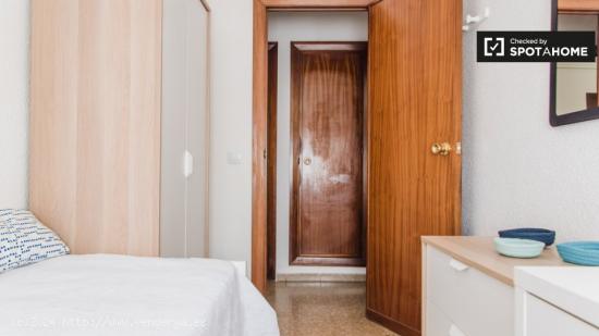 Habitación soleada con cama individual en alquiler en Cabanyal - VALENCIA