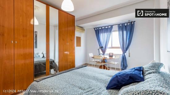 Habitación soleada con cama doble en alquiler en L'Amistat - VALENCIA