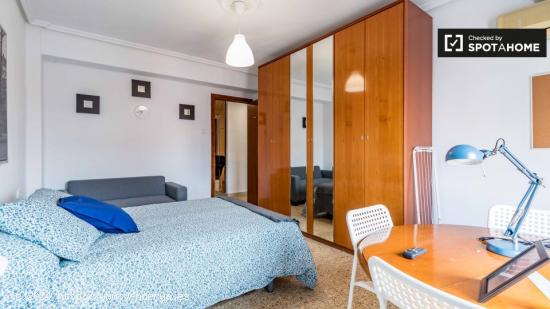 Habitación soleada con cama doble en alquiler en L'Amistat - VALENCIA