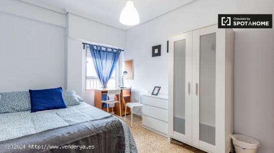 Bonita habitación con cama doble en alquiler en L'Amistat - VALENCIA