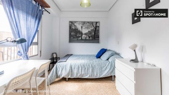 Habitación luminosa con cama matrimonial en alquiler en L'Amistat. - VALENCIA