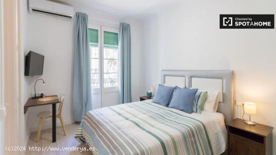 Amplia habitación en alquiler en el apartamento de 4 dormitorios en Barri Gòtic - BARCELONA