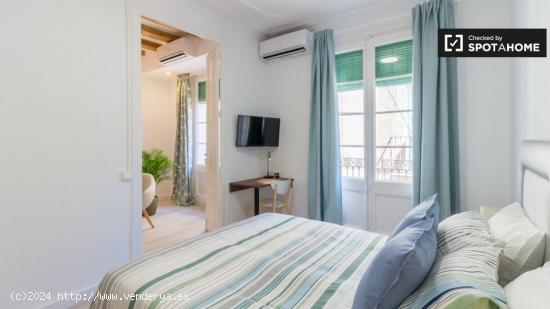 Amplia habitación en alquiler en el apartamento de 4 dormitorios en Barri Gòtic - BARCELONA