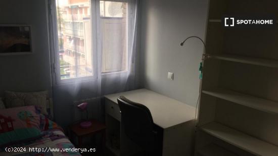 Acogedora habitación en alquiler en apartamento de 3 dormitorios en Ciudad Lineal - MADRID