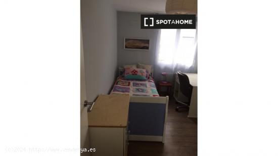 Acogedora habitación en alquiler en apartamento de 3 dormitorios en Ciudad Lineal - MADRID