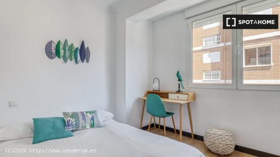 Habitación moderna en alquiler en apartamento de 4 dormitorios en Poblats Marítims - VALENCIA