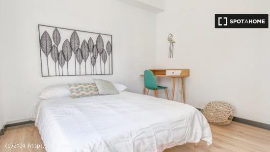 Habitación luminosa en alquiler en apartamento de 4 dormitorios en Poblats Marítims - VALENCIA